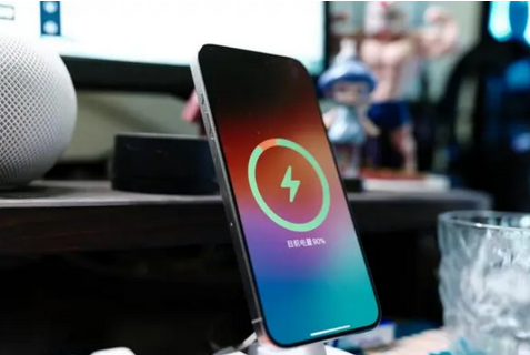 镇巴苹果15换屏服务分享用什么充电器给iPhone15充电更好 